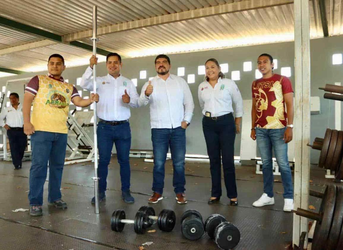 Entrega Zenyazen Escobar equipo al gimnasio del Itsa