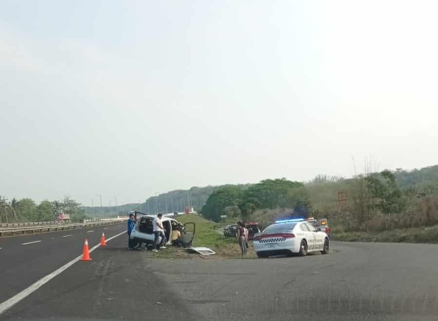 Choca auto contra valla metálica en autopista Veracruz-Cardel