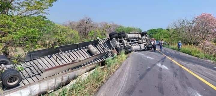 Tráiler choca con camionetas particulares en Alto Lucero; hay un muerto y 17 heridos