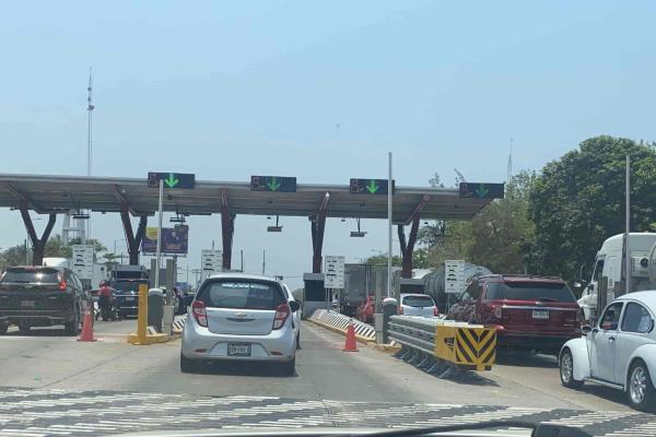 Exigen resolver largas filas en casetas de peaje de Veracruz