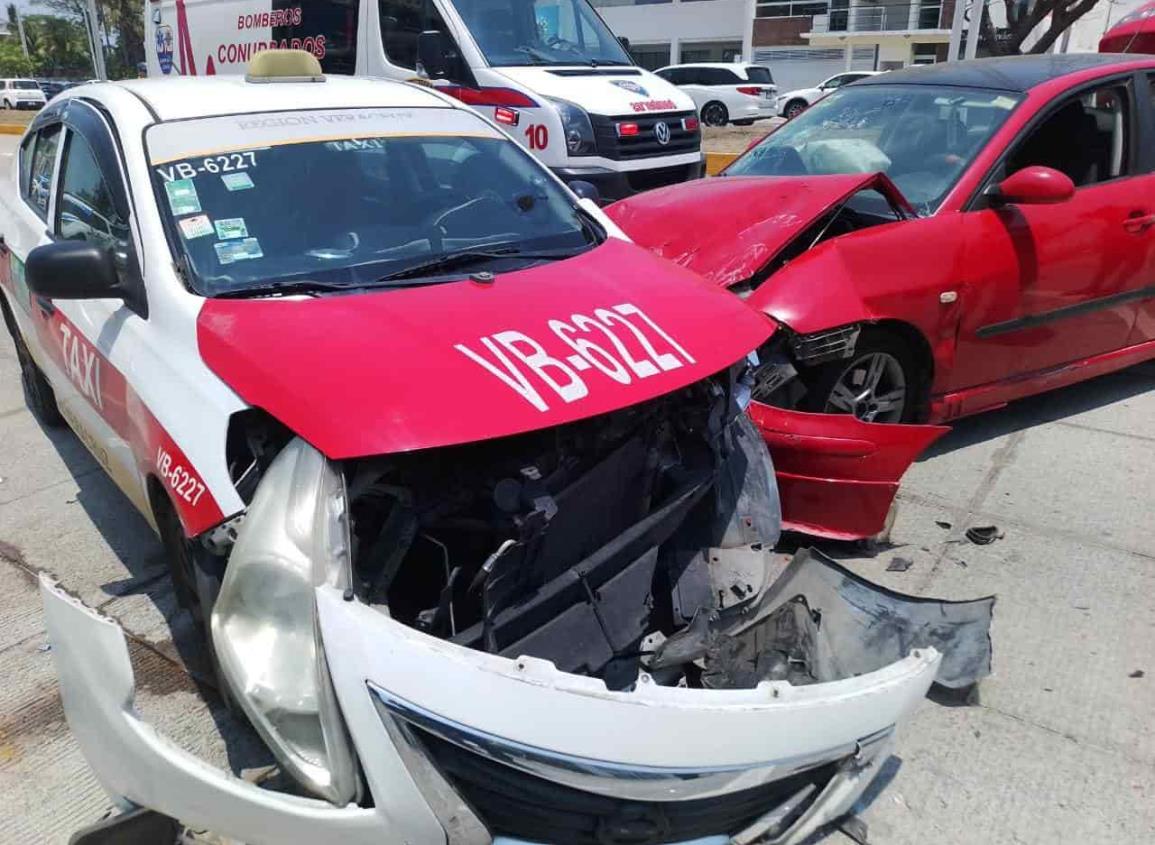 Turista causa aparatoso choque contra patrulla y taxi en Boca del Río (+Video)