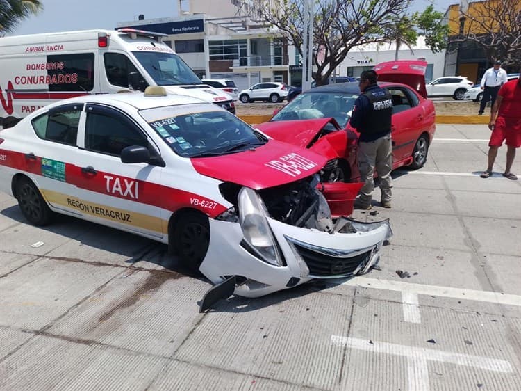 Turista causa aparatoso choque contra patrulla y taxi en Boca del Río (+Video)