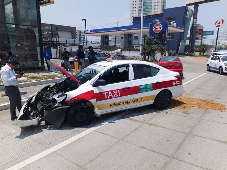 Turista causa aparatoso choque contra patrulla y taxi en Boca del Río (+Video)