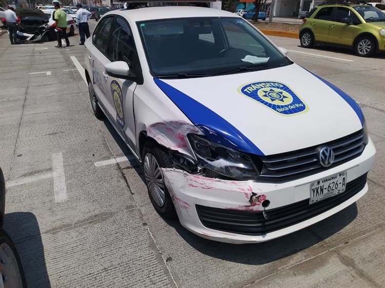 Turista causa aparatoso choque contra patrulla y taxi en Boca del Río (+Video)