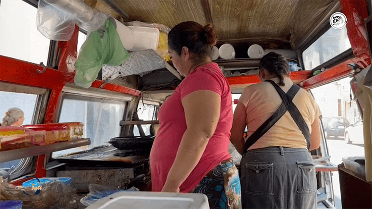 Claudia adaptó la combi de la familia para vender antojitos en el centro histórico de Veracruz