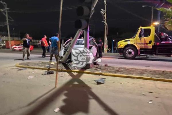 Quedó como acordeón por ir a exceso de velocidad; se impactó contra un semáforo (+Video)