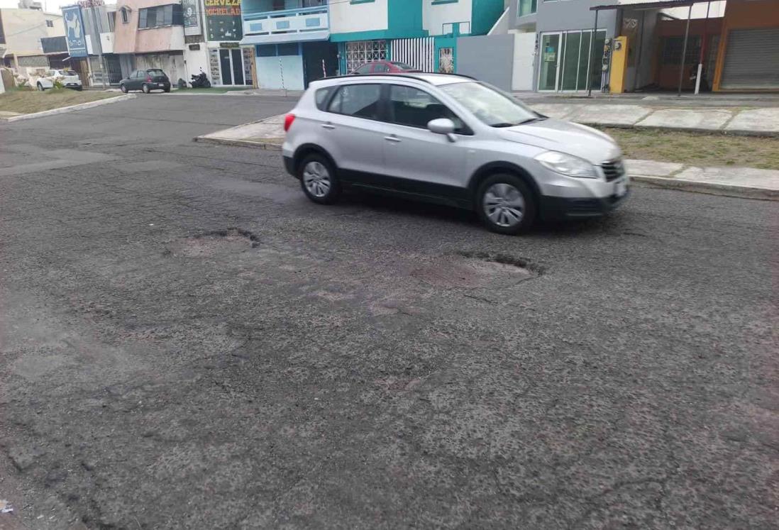 Se forman baches en calles de Boca del Río; conductores tienen que esquivarlos