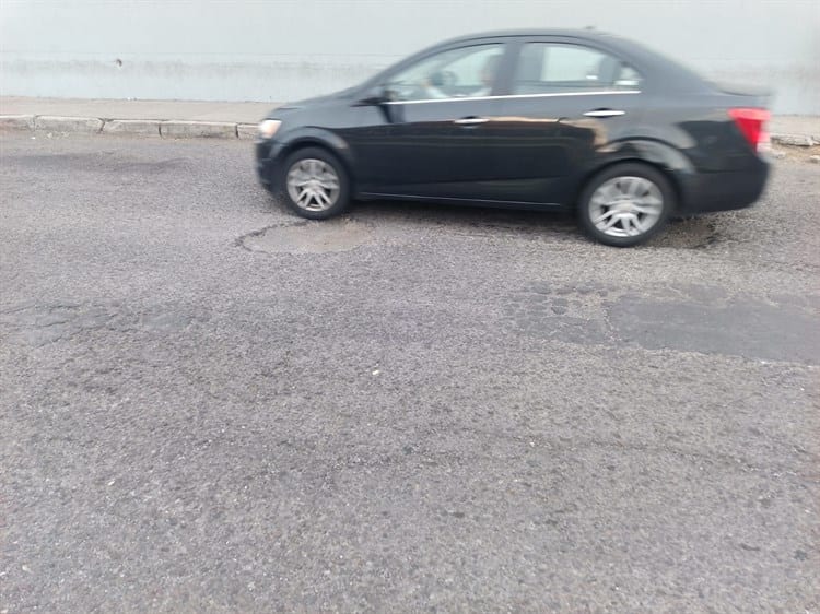 Se forman baches en calles de Boca del Río; conductores tienen que esquivarlos