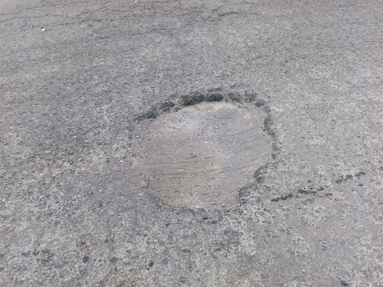 Se forman baches en calles de Boca del Río; conductores tienen que esquivarlos