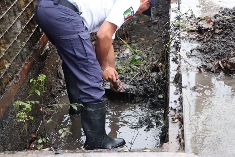 Ante lluvias atípicas, desazolvan tragatormentas en Misantla