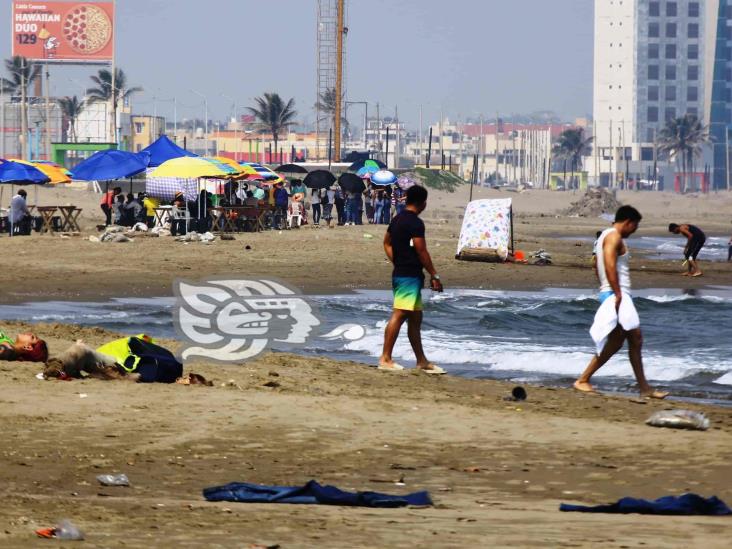 ¡Nortazo pone fin a las vacaciones! FF49 corre a familias de la playa tras caluroso día en Coatzacoalcos (+Video)