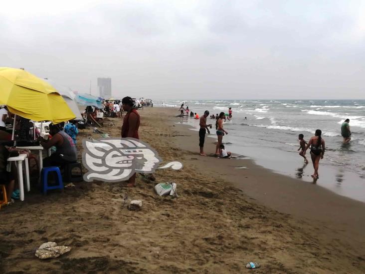 ¡Nortazo pone fin a las vacaciones! FF49 corre a familias de la playa tras caluroso día en Coatzacoalcos (+Video)