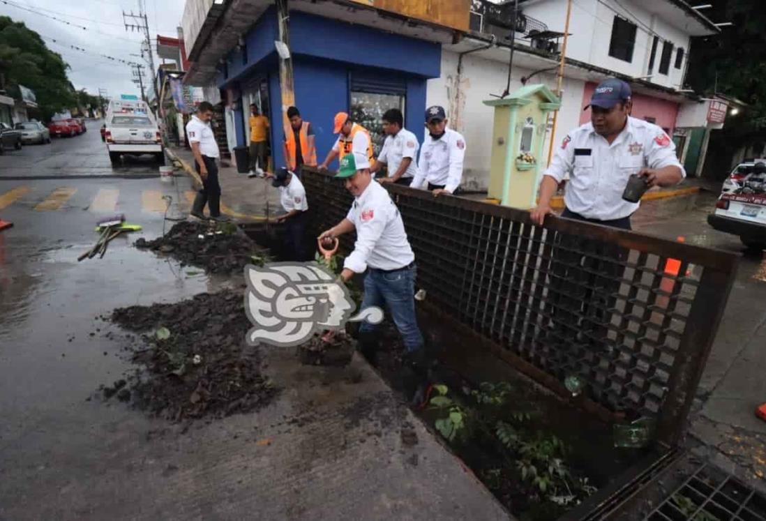 Ante lluvias atípicas, desazolvan tragatormentas en Misantla