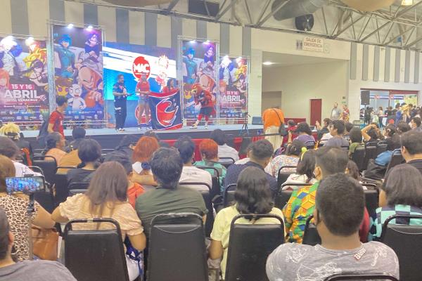 Asiste Halcones Rojos Femenil a Expo Mac