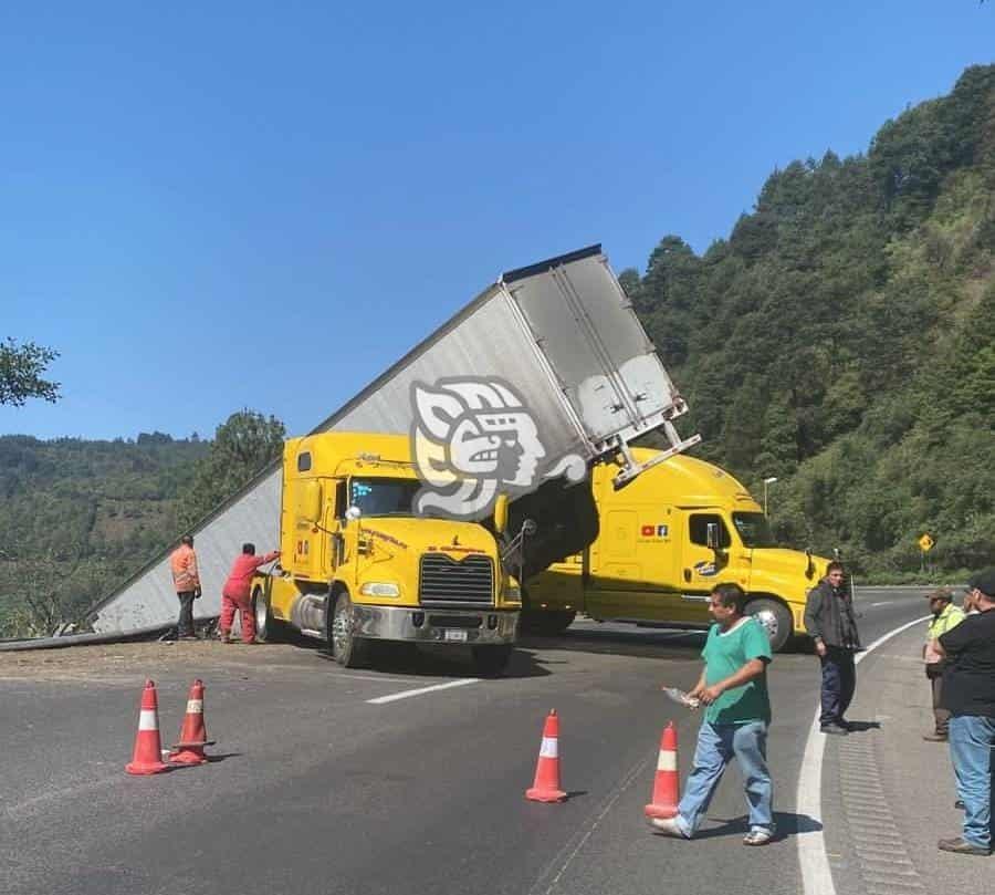 Tráiler cae a barranco en las Cumbres de Maltrata; cierran autopista Orizaba-Puebla