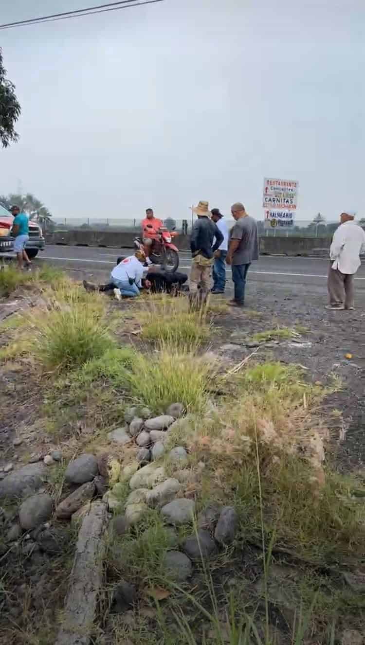 Vuelca patrulla del IPAX en Úrsulo Galván; hay 3 heridos