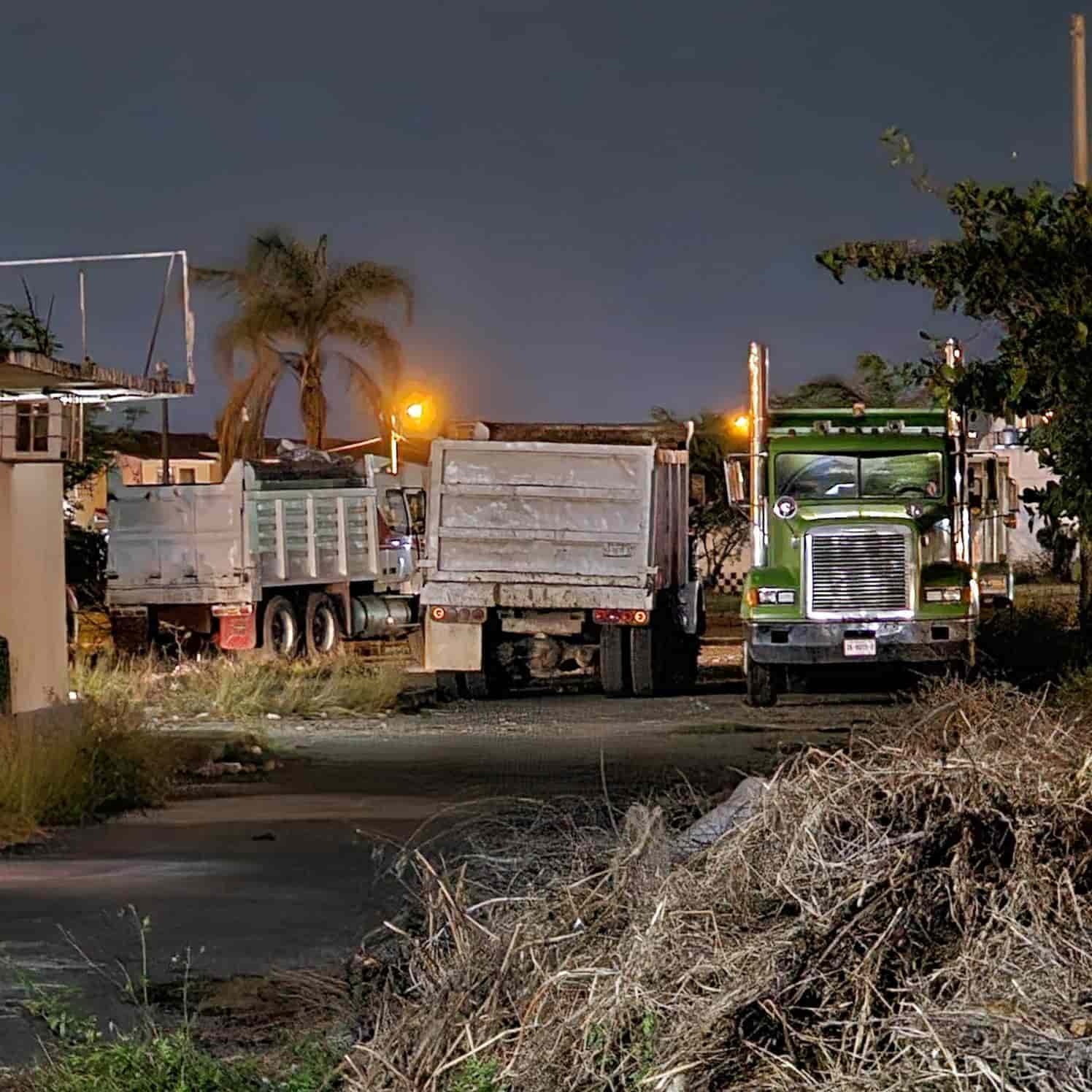 Traileros se apoderan de calles en Geovillas Los Pinos, en Veracruz