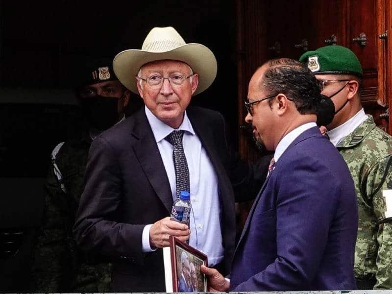 AMLO se reúne con Ken Salazar tras dichos sobre la DEA