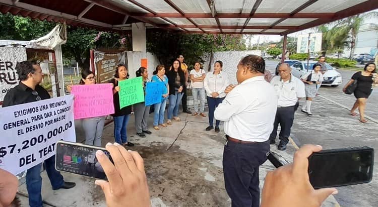 Protesta en Cobaev de Coatzintla; exigen destitución de la directora