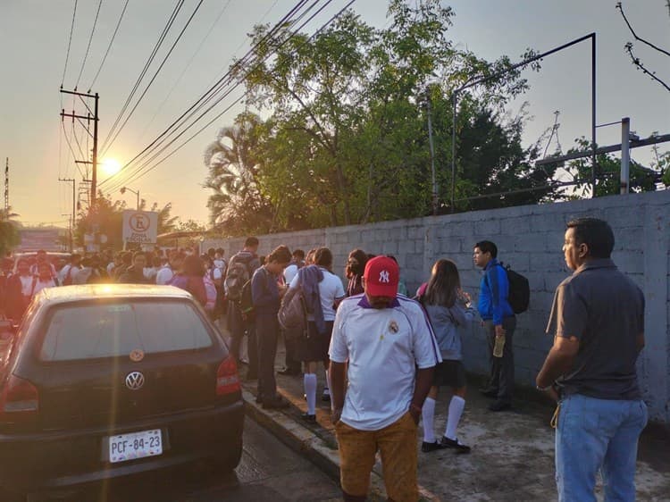 Protesta en Cobaev de Coatzintla; exigen destitución de la directora