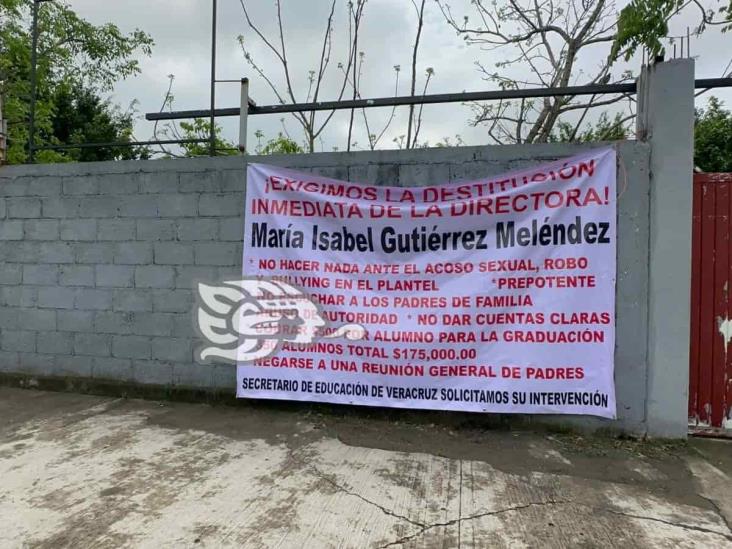 Protesta en Cobaev de Coatzintla; exigen destitución de la directora