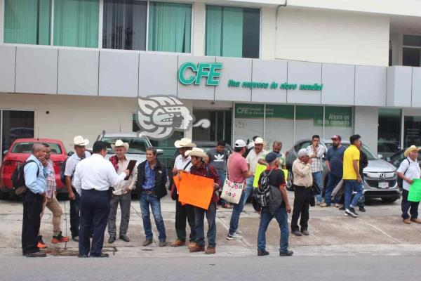 En Misantla, exigen a CFE retirar poste; no pueden terminar camino