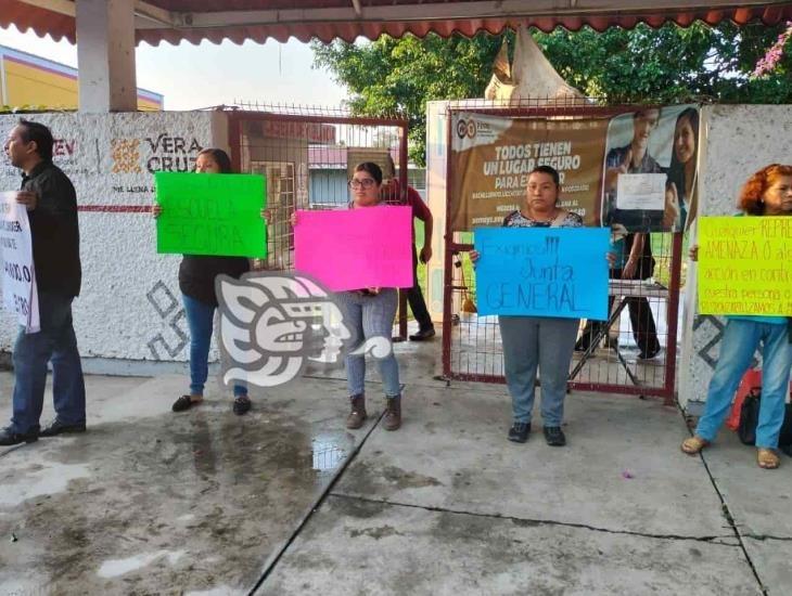 Protesta en Cobaev de Coatzintla; exigen destitución de la directora