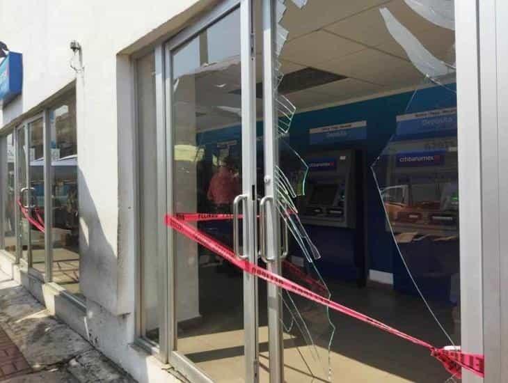 Vandalizan instalaciones de cajeros en banco de Coatzacoalcos; hieren a abuelito