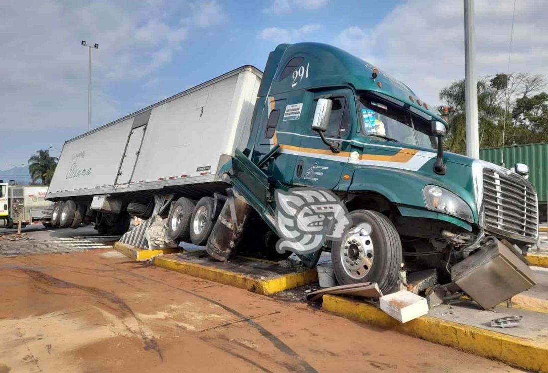 Tráiler sin frenos se estrella en caseta de carretera Orizaba-Córdoba