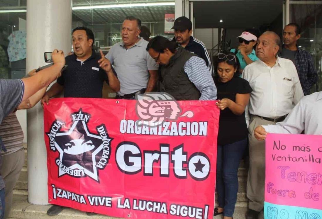 Taxistas se manifiestan en Xalapa; reprochan irregularidades con revista vehicular y operativos