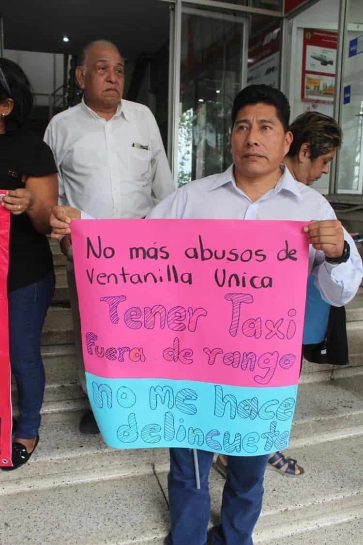 Taxistas se manifiestan en Xalapa; reprochan irregularidades con revista vehicular y operativos