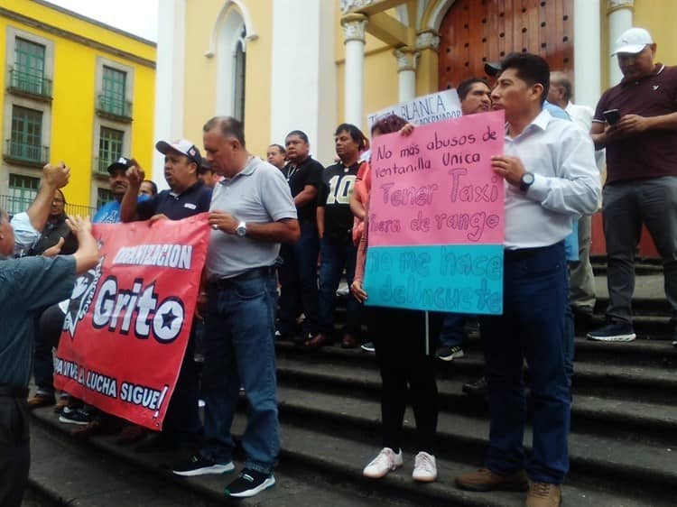 Taxistas se manifiestan en Xalapa; reprochan irregularidades con revista vehicular y operativos