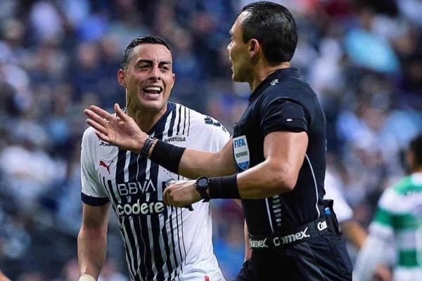 ¿Por qué expulsaron a Rogelio Funes Mori en el partido contra Santos?