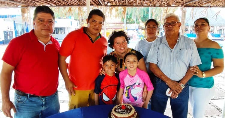 Festejo acuático para los gemelos Lisania y Lisandro