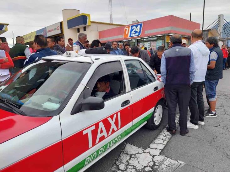 Taxistas de Veracruz rumbo Xalapa, exigen se posponga Revista Vehicular