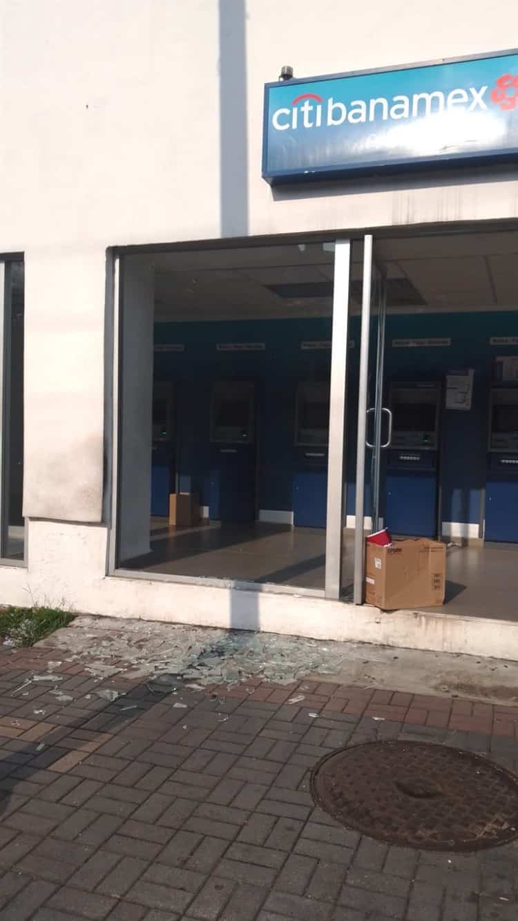 ¡Un abuelito sale cortado! vandalizan instalaciones de cajeros en pleno Centro de Coatzacoalcos