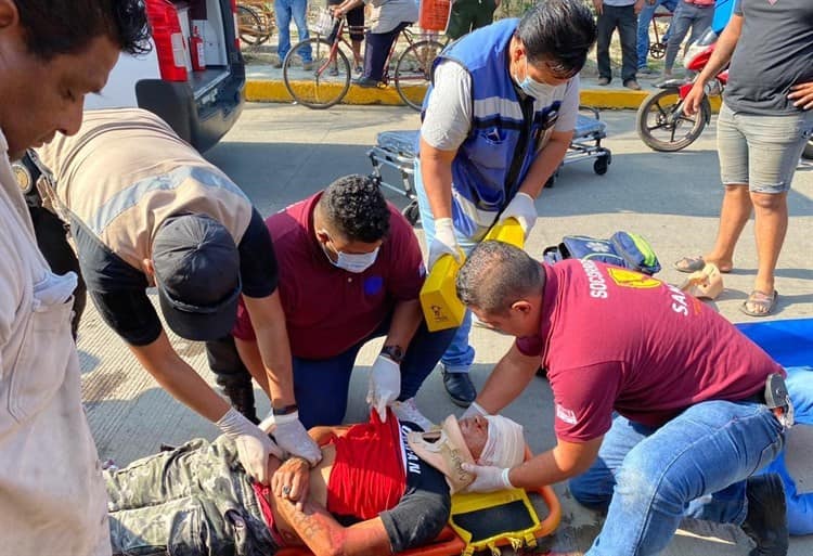 Chocan dos motociclistas en Cosamaloapan, uno está grave