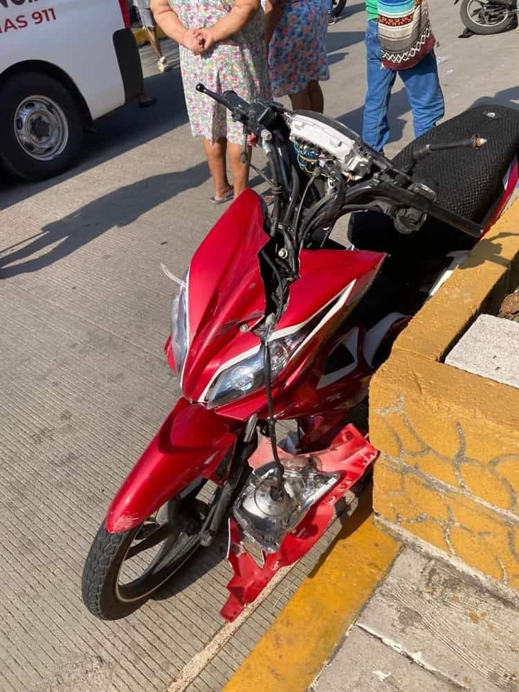 Chocan dos motociclistas en Cosamaloapan, uno está grave