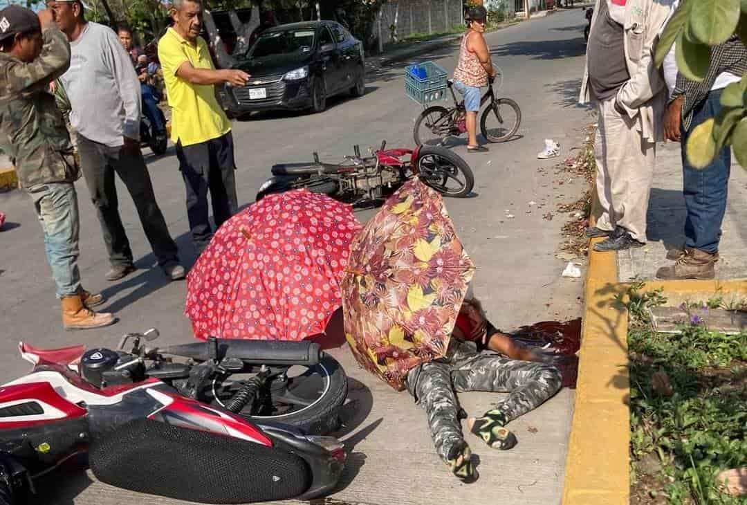 Chocan dos motociclistas en Cosamaloapan, uno está grave