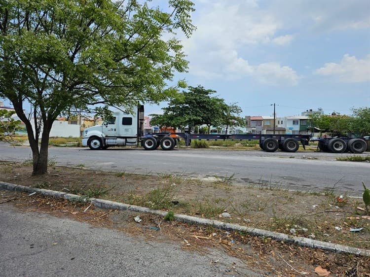 Traileros se apoderan de calles en Geovillas Los Pinos, en Veracruz