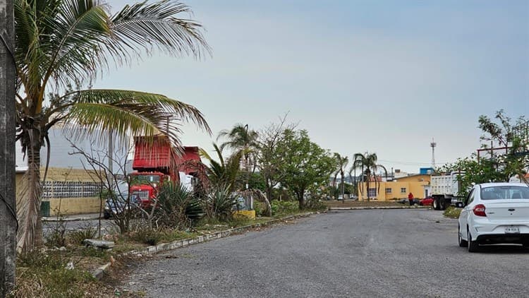 Traileros se apoderan de calles en Geovillas Los Pinos, en Veracruz