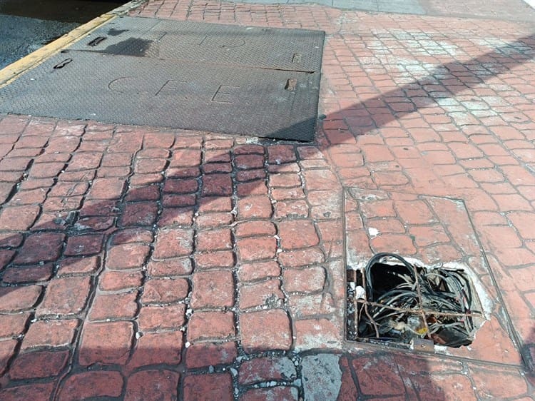 Tapa de registro rota representa un riesgo para peatones en calles del centro de Veracruz