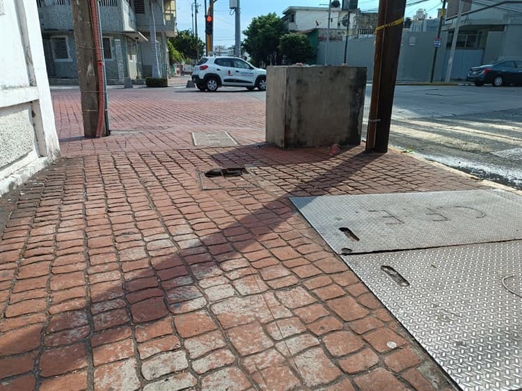 Tapa de registro rota representa un riesgo para peatones en calles del centro de Veracruz