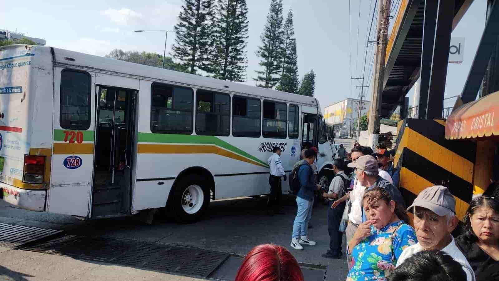 Autobús atropella a invidente en calles de Xalapa