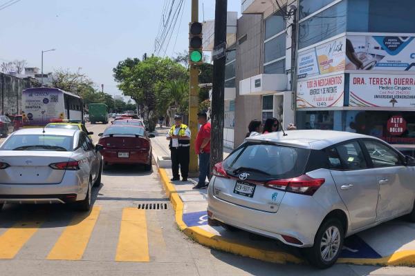 Chocan en calles de Veracruz; terminan sobre la banqueta