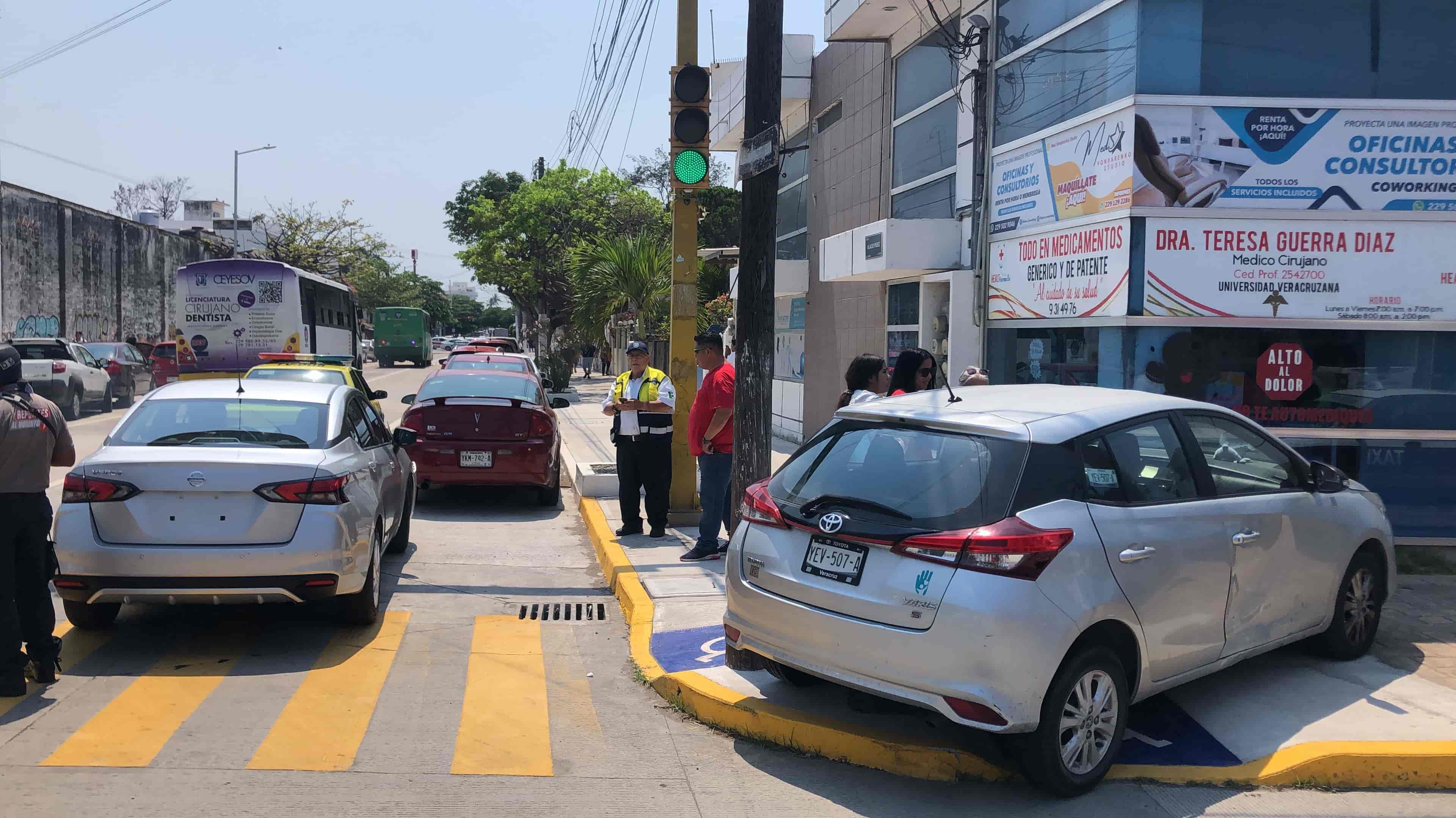 ¡Hasta la banqueta! Conductores chocan sus automóviles en avenida de Veracruz