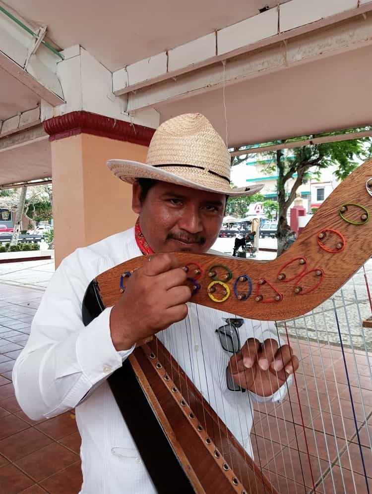 Jaraneros comparten el amor por la música; se alistan para tocar en pachanga (+Video)