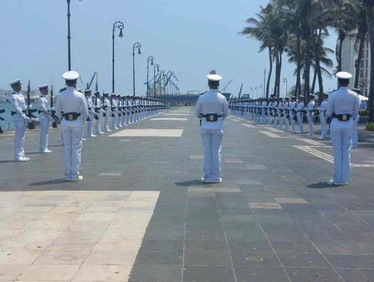 Marina ensaya con helicópteros, cadetes y cañones en el malecón de Veracruz