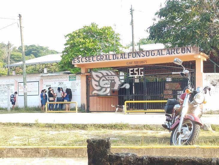 ¡Las deja plantadas! director de secundaria de Villa Cuichapa no llega reunión con madres