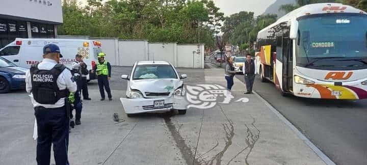 Choca con autobús en avenida Cri-Cri de Orizaba